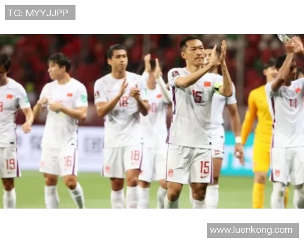 中国国家队迎战日本队全力争胜展现足球实力与团队精神