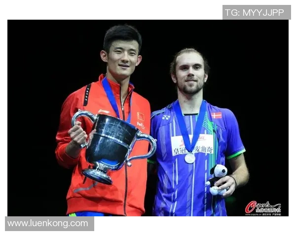 谌龙与约根森激战正酣羽毛球赛场上谁将问鼎冠军荣耀